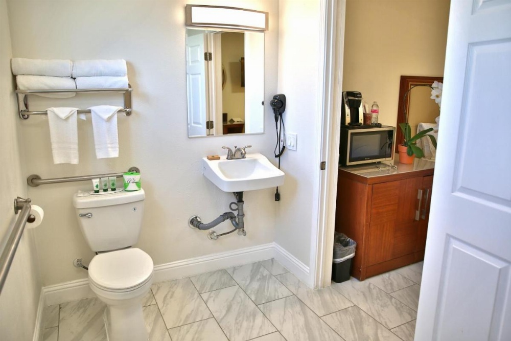 Travelodge by Wyndham Crescent City Image 18