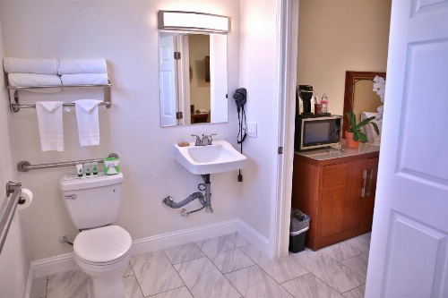 Travelodge by Wyndham Crescent City image 8